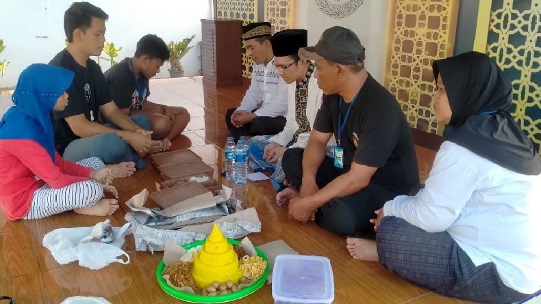 Melihat Tradisi Kalungan Usus Indramayu, Ritual Buang Sial Dilakukan di Lapas