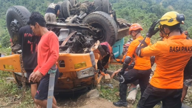 Truk Tronton Angkut Alat Berat Ekskavator Terguling, 2 Orang Terjepit