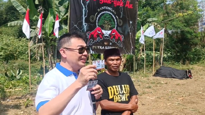 Bacaleg DPR dari Partai Perindo Christophorus Taufik Bagikan KTA Berasuransi di Malang