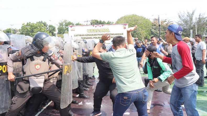 Simulasi Pengamanan Pemilu 2024, Massa Beringas Bentrok dengan Polisi di Indramayu