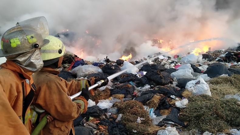 Polisi Duga Kobaran Api di TPA Kopi Luhur Cirebon Dipicu Letupan Baterai Handphone