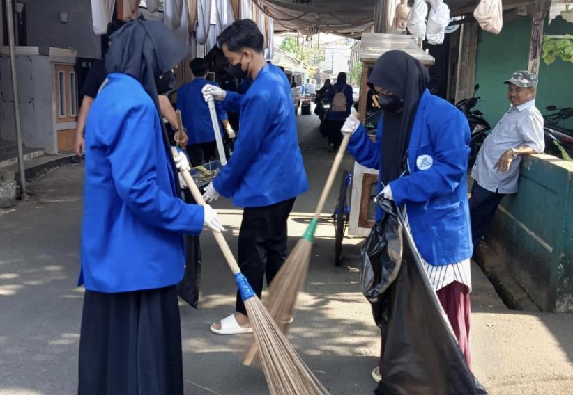 Gerakan Bersih-Bersih Kampung Keliling Bersama Universitas Darunnajah dan Cleansheet - Bagian 1