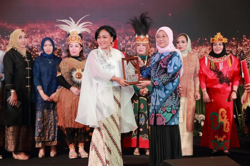 Aktif Kembangkan Kemampuan Wirausaha Perempuan, Pengusaha Asal Indonesia ini Raih AWEN Awards - Bagian 1