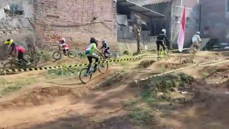 title Keren! Kakek di Pasuruan Sulap Lahan Samping Rumah Jadi Sirkuit BMX Demi Sang Cucu Keren! Kakek di Pasuruan Sulap Lahan Samping Rumah Jadi Sirkuit BMX Demi Sang Cucu