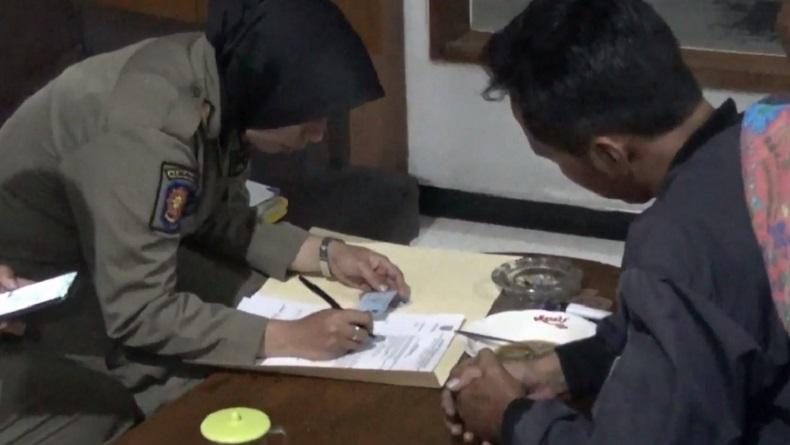 title Waduh, PNS asal Lamongan Terjaring Razia Bareng Janda di Kamar Hotel Waduh, PNS asal Lamongan Terjaring Razia Bareng Janda di Kamar Hotel