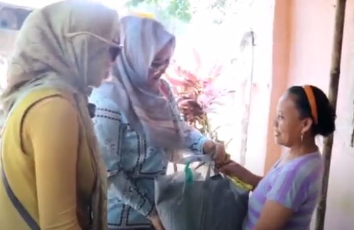 Blusukan ke Kediri, Bacaleg Partai Perindo Venna Melinda Bagikan Paket Sembako