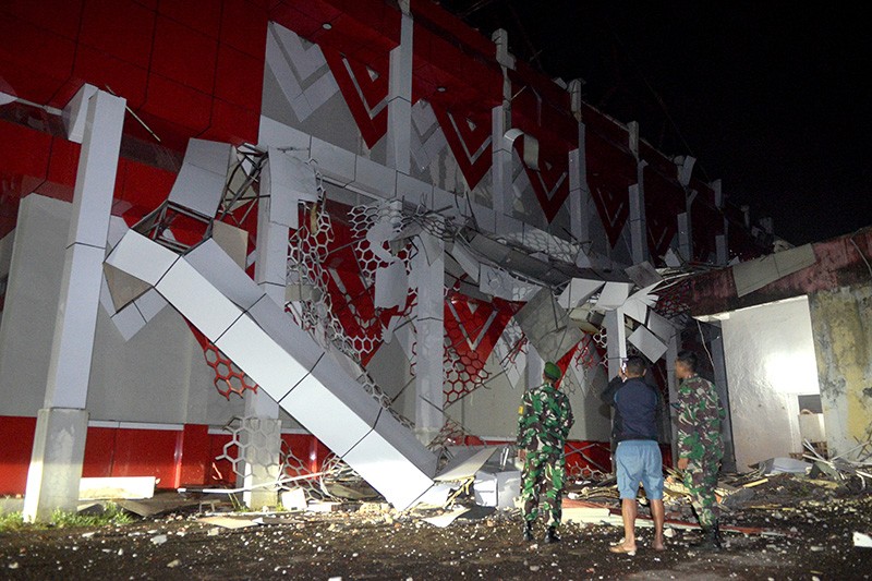 Kerusakan Gempa Halmahera hingga GOR Wolter Mongisidi Manado - Bagian 2