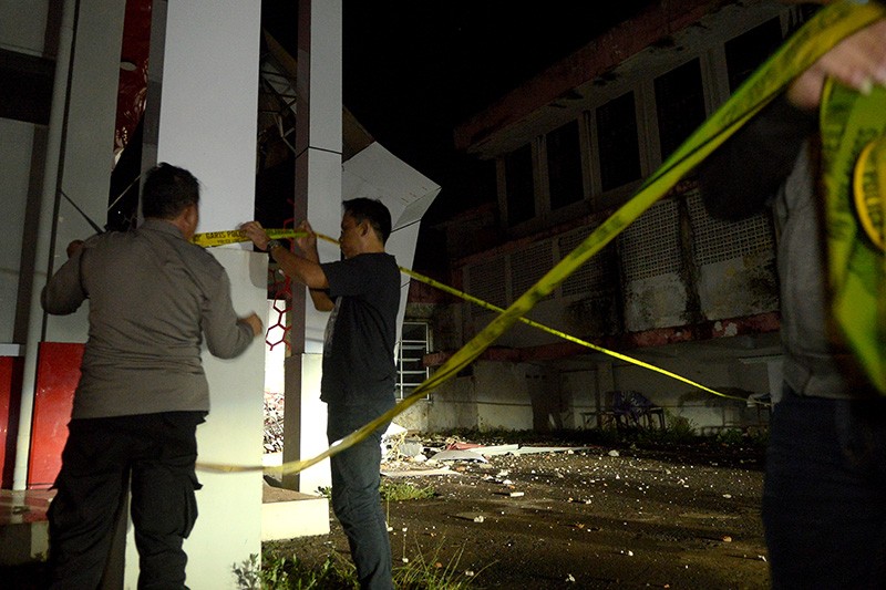 Kerusakan Gempa Halmahera hingga GOR Wolter Mongisidi Manado - Bagian 1