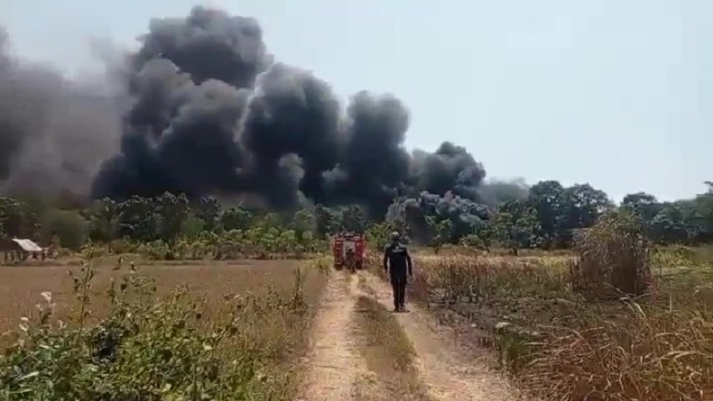 Lahan Penyimpanan Limbah Karet di Purwakarta Terbakar Hebat, Pemadaman Masih Berlangsung