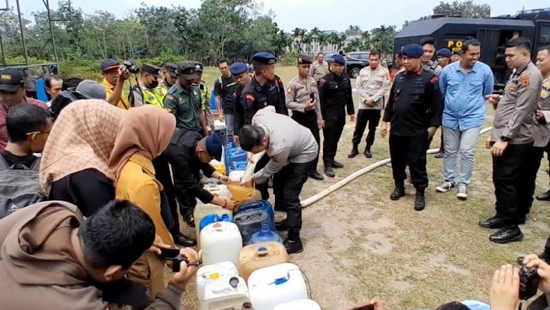 Kapolda Jambi Bantu Warga Terdampak Kekeringan Ekstrem, Salurkan Ribuan Liter Air Bersih
