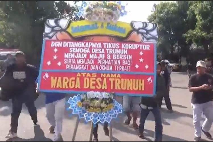 Perangkat Desa Korupsi APBdes untuk Judi Online, Warga Trunuh Klaten Arak Karangan Bunga