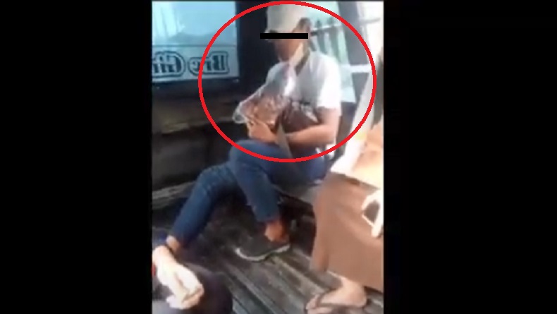 Duh, Pemuda Asyik Masturbasi Dalam Angkot Ditutupi Tas, Penumpang Sampai Risih