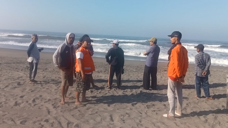 Terkendala Gelombang Tinggi, Pencarian Nelayan Hilang di Pantai Cikole Cianjur Masih Nihil 