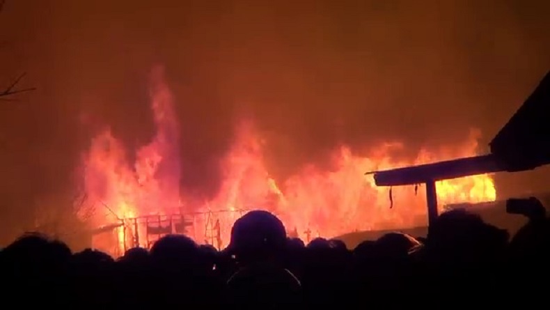 Puluhan Rumah di Palangka Raya Ludes Terbakar, Warga Panik Selamatkan Barang Berharga