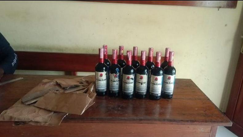 Satpam Perusahaan Nyambi Jual Miras di Keerom, 11 Botol Anggur Merah Disita