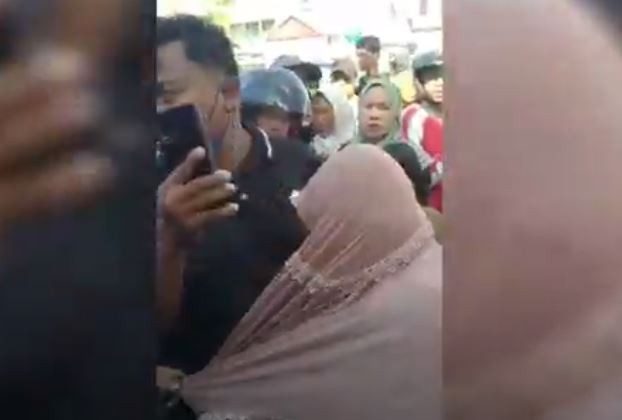 Viral Emak-Emak di Baubau Diarak Warga Curi Uang Pedagang Pasarwameo
