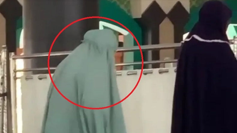 Viral Mahasiswi di Pekanbaru Shalat dengan Gerakan Aneh Tanpa  Rukuk