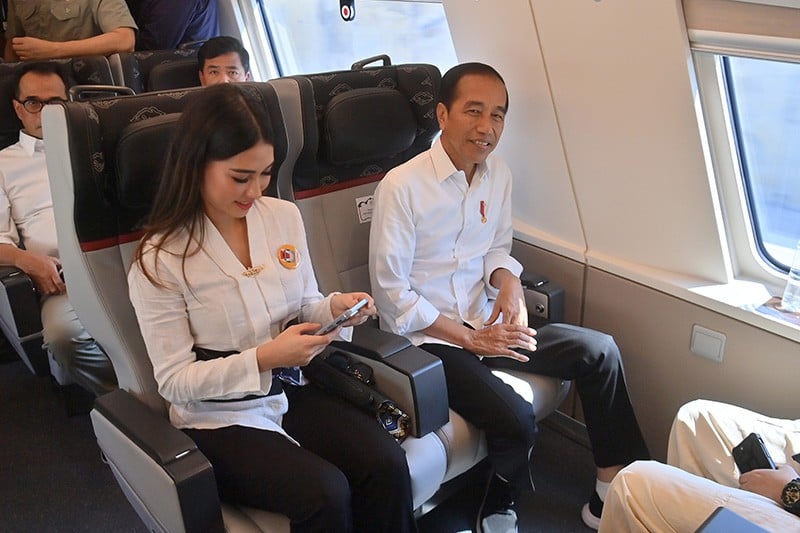 Foto-Foto Jokowi bersama Sejumlah Artis Jajal Kereta Cepat Jakarta-Bandung - Bagian 3