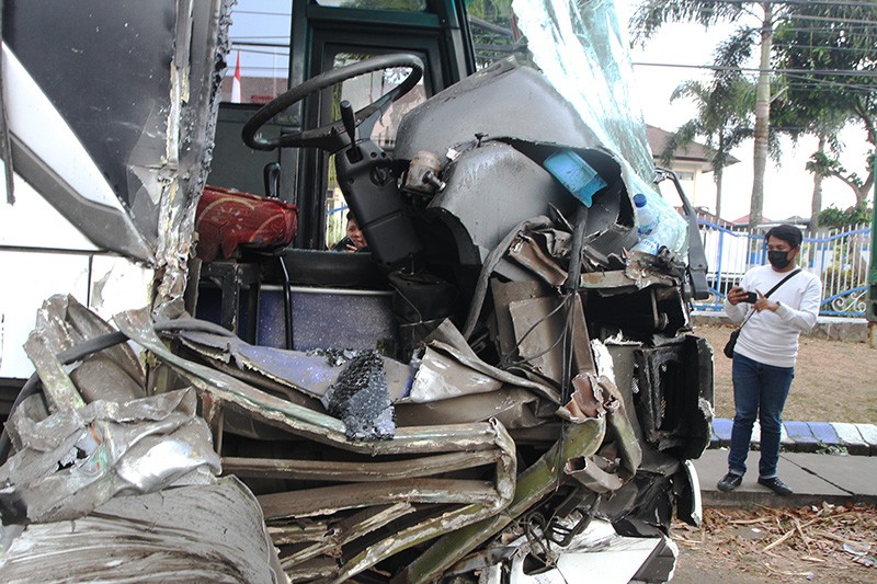Kecelakaan Hari Ini, Bus Ringsek Tabrak Kontainer di Jalan Raya Malang-Surabaya - Bagian 1