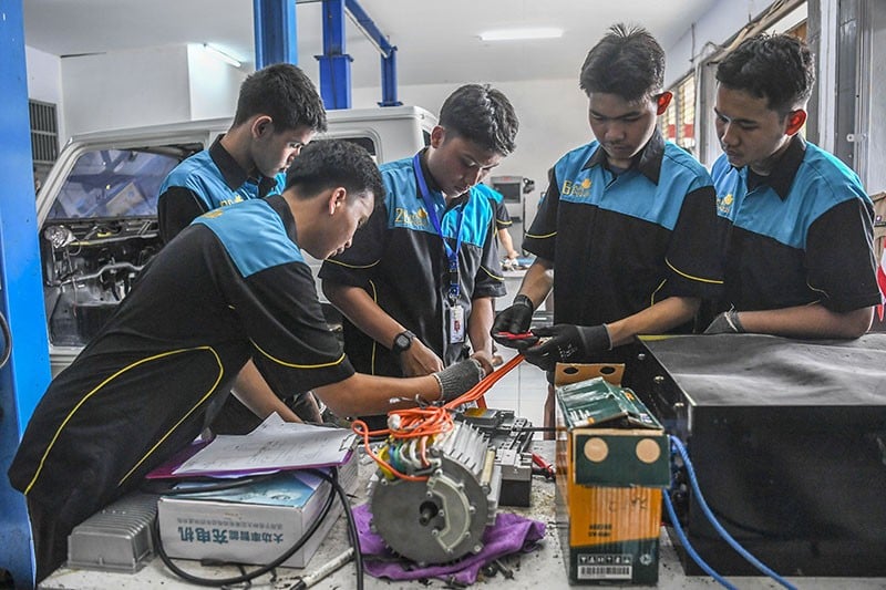 SMKN 26 Jakarta Konversi Kendaraan Berbahan Bakar Minyak jadi Listrik - Bagian 2