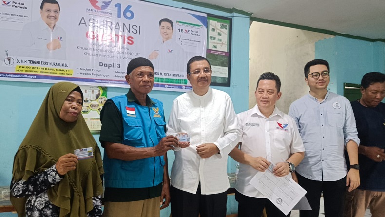 Bacaleg Partai Perindo Tengku Erry Nuradi Bagikan KTA Berasuransi ke Ratusan Penarik Betor di Sumut