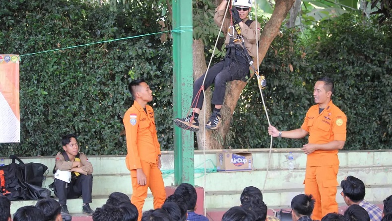 Siaga Kedaruratan, Basarnas Bandung Gembleng Ratusan Siswa Tindakan SAR  