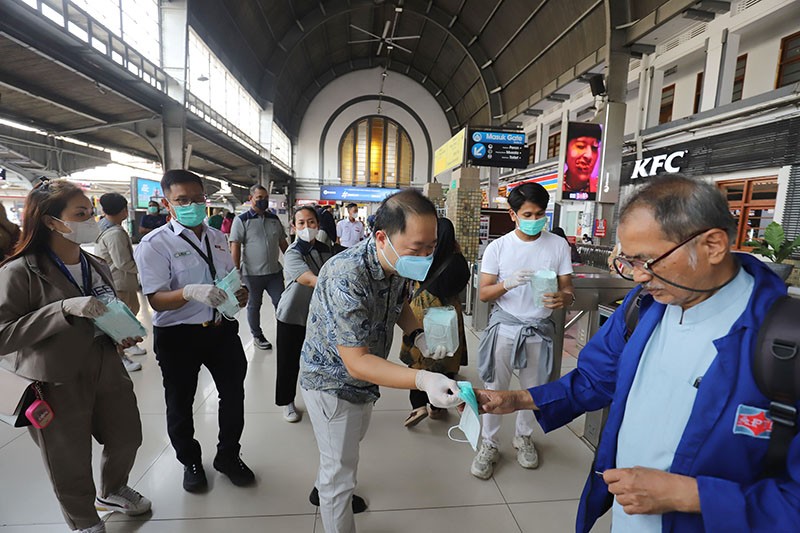 MNC Peduli dan Skrinner Bagikan 150 Ribu Masker kepada Pengguna KRL - Bagian 3