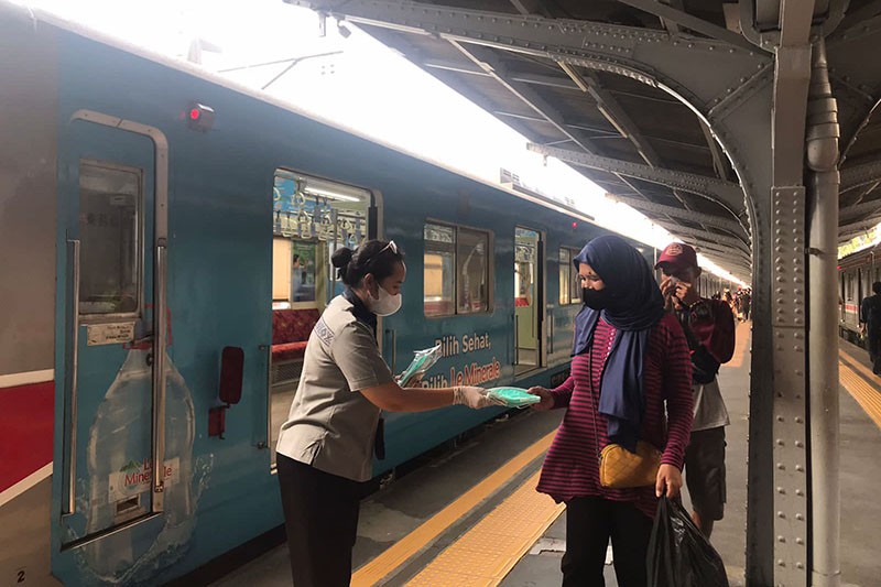MNC Peduli dan Skrinner Bagikan 150 Ribu Masker kepada Pengguna KRL - Bagian 4