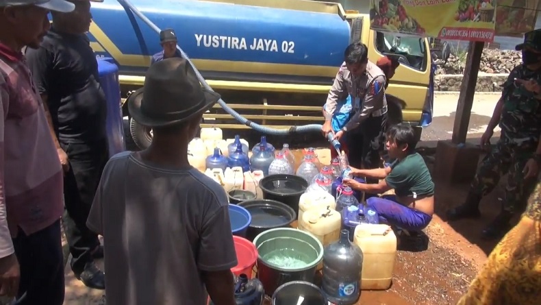 2 Bulan Krisis Air Bersih, Warga Batusari Subang Semringah Dapat Bantuan 