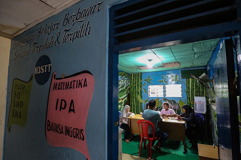 Tempat Ini Buka Bimbingan Belajar Dibayar dengan Sampah - Bagian 3