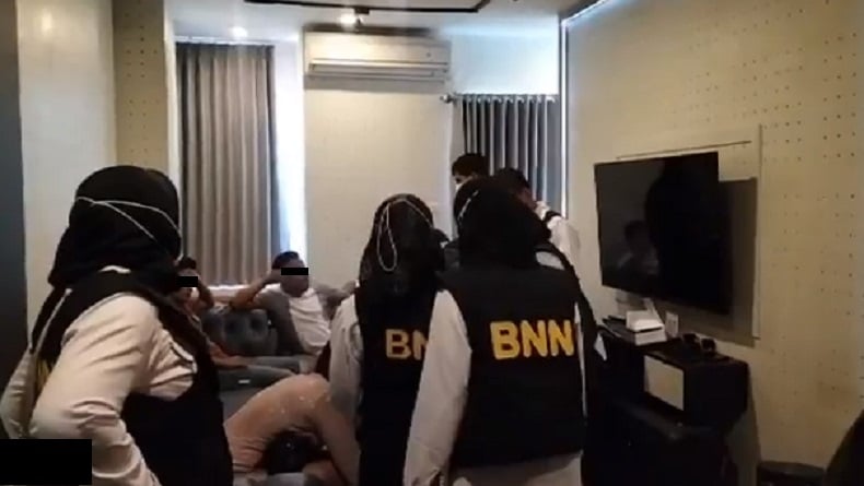 BNN Surabaya Gerebek Pesta Narkoba di Hotel Berbintang, 12 Orang Diamankan