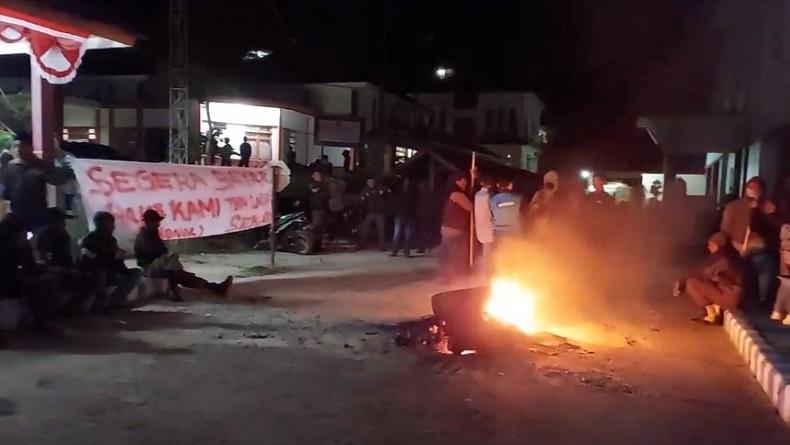 Honor Belum Dibayar 9 Bulan, Puluhan Satpol PP Mamasa Demo hingga Malam Hari