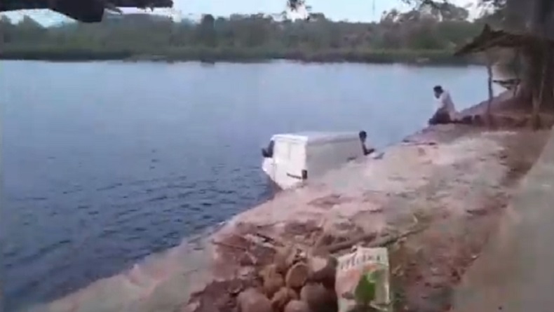 Kecelakaan di Bengkulu, Mobil Paket Tercebur ke Danau, Sopir Pingsan saat Dievakuasi