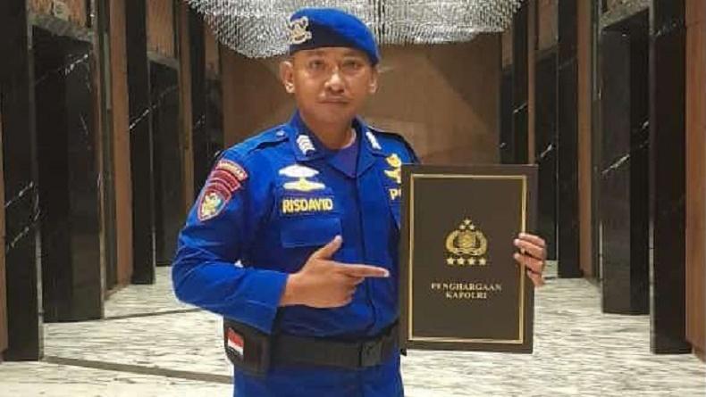 title Bripka Riswan Dapat Penghargaan Kapolri, Ubah Kapal Patroli Jadi Puskesmas Terapung Bripka Riswan Dapat Penghargaan Kapolri, Ubah Kapal Patroli Jadi Puskesmas Terapung
