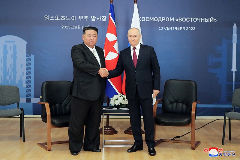 Momen Vladimir Putin Jabat Erat Tangan Kim Jong Un, Sinyal Korut Dukung Rusia - Bagian 2