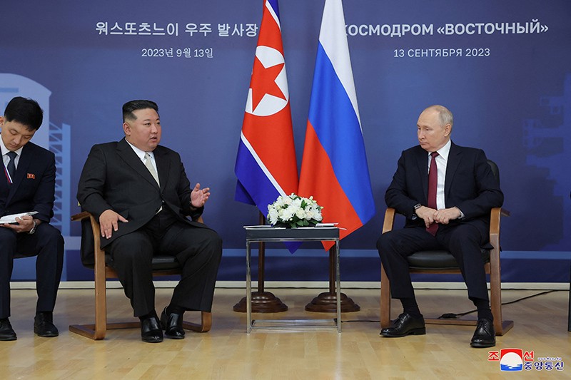 Momen Vladimir Putin Jabat Erat Tangan Kim Jong Un, Sinyal Korut Dukung Rusia - Bagian 4