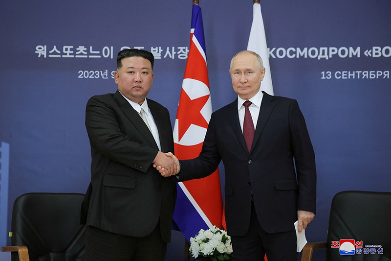 Momen Vladimir Putin Jabat Erat Tangan Kim Jong Un, Sinyal Korut Dukung Rusia - Bagian 1