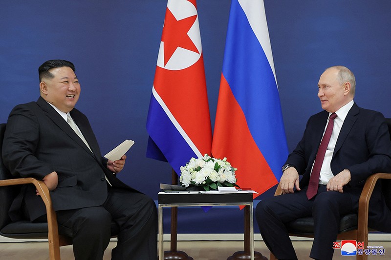 Momen Vladimir Putin Jabat Erat Tangan Kim Jong Un, Sinyal Korut Dukung Rusia - Bagian 3