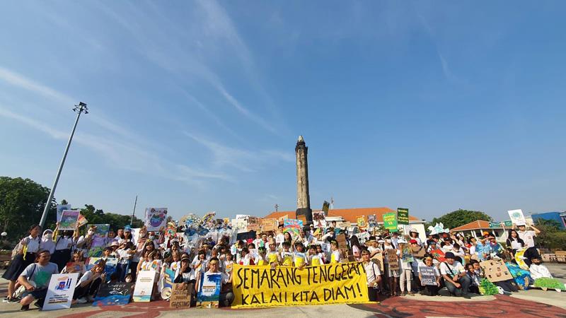  Aksi Aktivis Lingkungan Peduli Dampak Perubahan Iklim: Semarang Tenggelam kalau Kita Diam