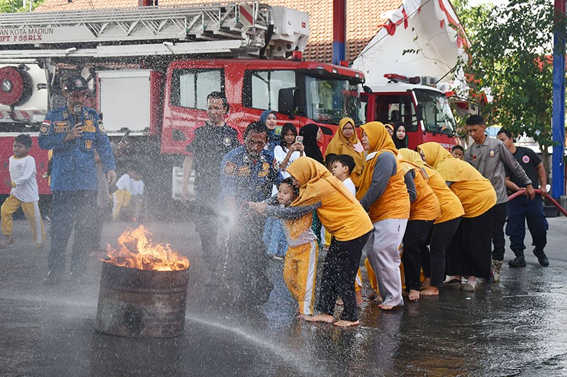 Damkar Berikan Pelatihan Pemadaman Api kepada Siswa TK - Bagian 1