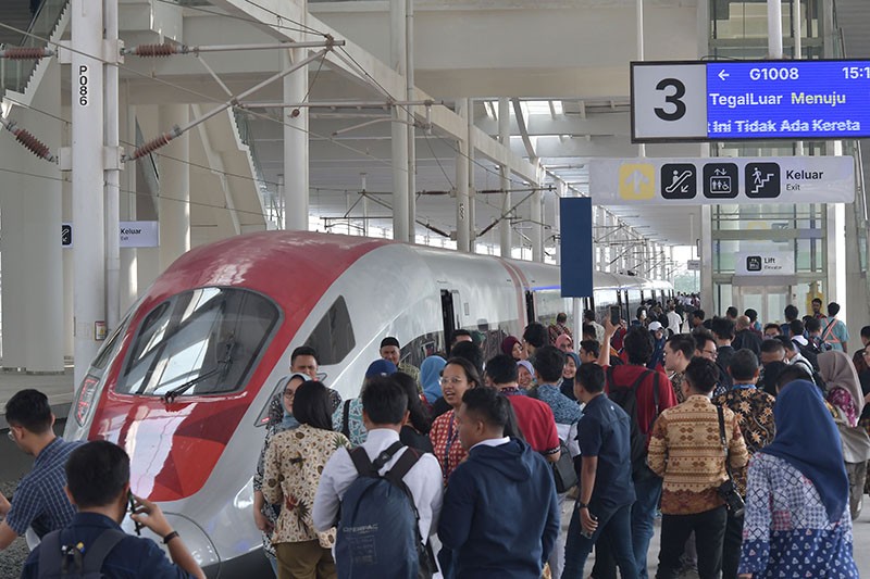 Antusiasme Warga Naik Kereta Cepat Jakarta Bandung saat Uji Coba - Bagian 1