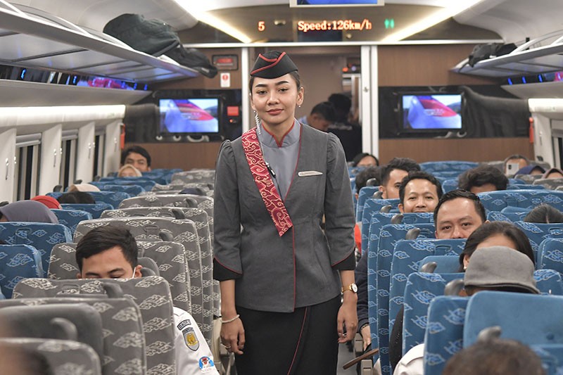 Antusiasme Warga Naik Kereta Cepat Jakarta Bandung saat Uji Coba - Bagian 2
