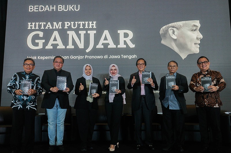Buku Hitam Putih Ganjar Berisi Rekam Jejak Selama Menjabat Gubernur Jateng - Bagian 1