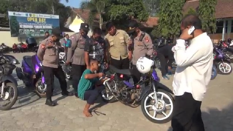 title Razia Lalu Lintas di Subang, Polisi Sasar Knalpot Bising Langsung ke Sekolah Razia Lalu Lintas di Subang, Polisi Sasar Knalpot Bising Langsung ke Sekolah