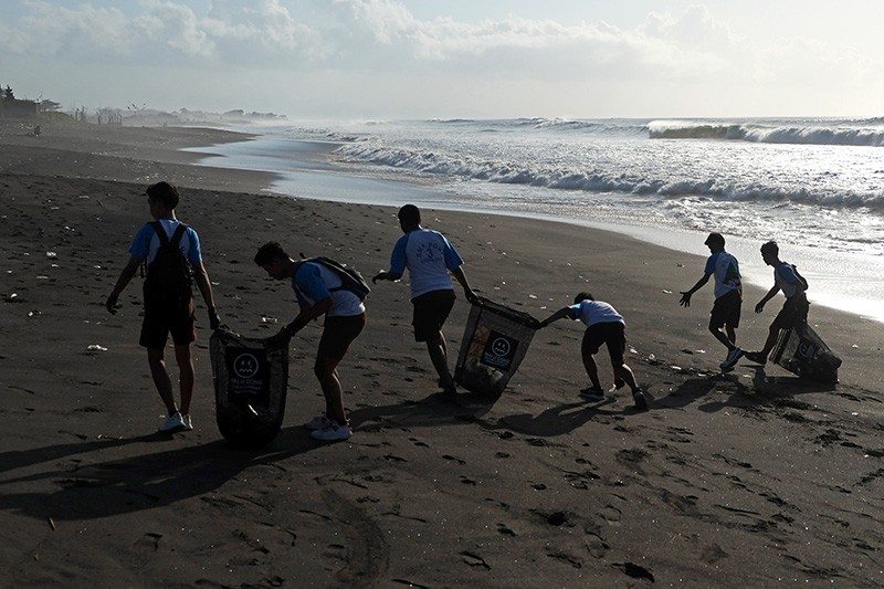Aksi Pelajar SMP Bersih-Bersih Pantai Padang Galak Bali - Bagian 1