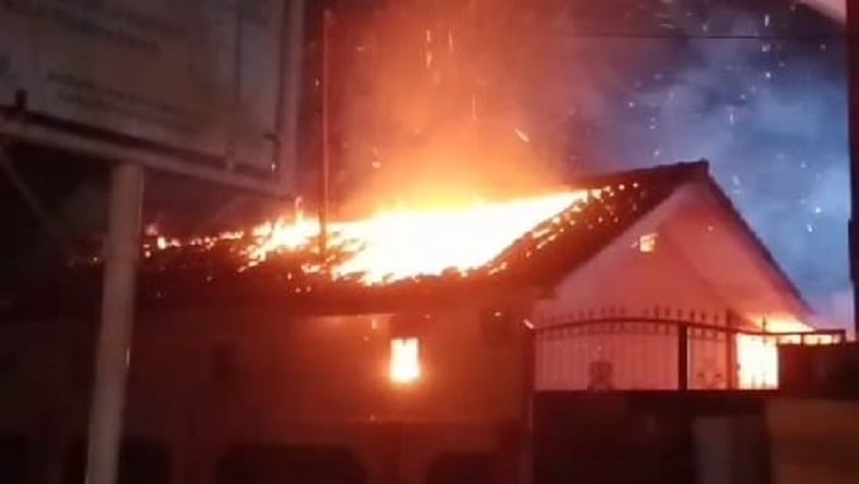 Kantin SMAN 1 Indramayu Terbakar Hebat, Diduga akibat Korselting Listrik
