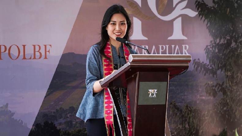Angela Tanoesoedibjo Tampil Cantik dengan Syal Tenun NTT saat Berkunjung ke Parapuar 