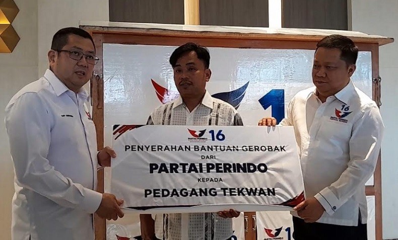 title HT Bagikan Gerobak Perindo di Jambi, Tegaskan Simbolisasi Perjuangan Partai HT Bagikan Gerobak Perindo di Jambi, Tegaskan Simbolisasi Perjuangan Partai