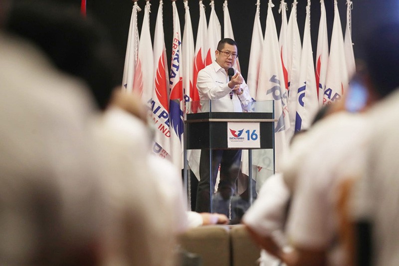 HT Serahkan Gerobak Partai Perindo kepada Pedagang Bakso di Riau - Bagian 4