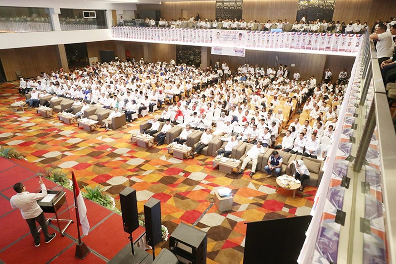 HT Serahkan Gerobak Partai Perindo kepada Pedagang Bakso di Riau - Bagian 5